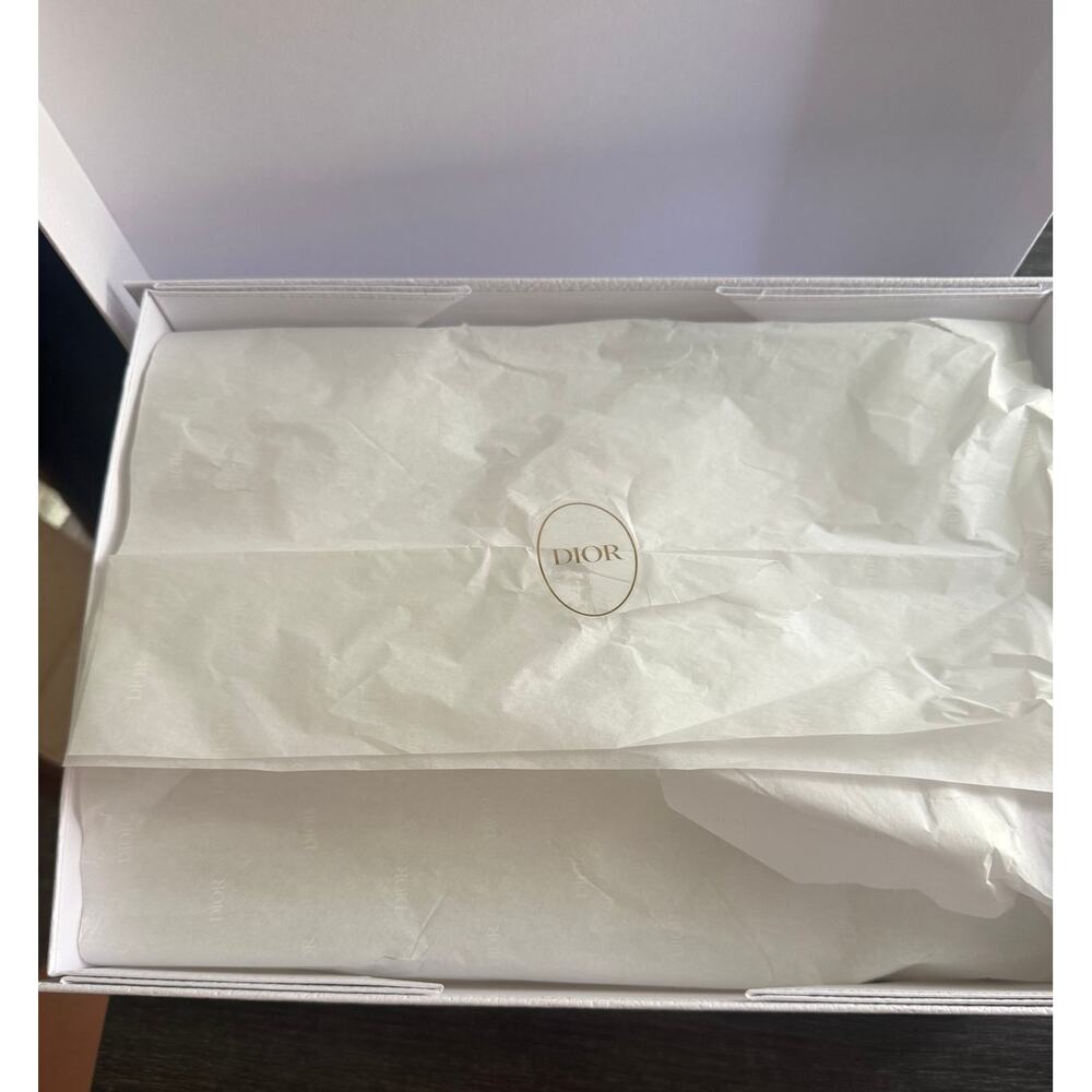 Authetic Dior White And Gold Gift Box With Branded Tissue And Stuffing - Picture 10 of 12